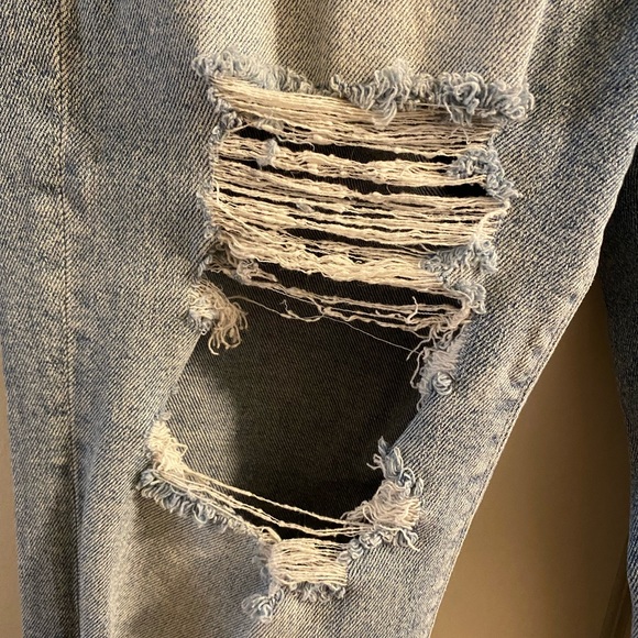 American Eagle ripped mom jeans - Picture 4 of 9